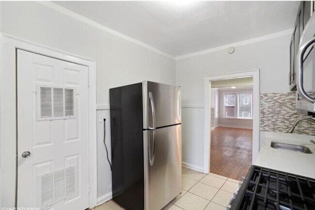 Building Photo - 1008 W 76th St