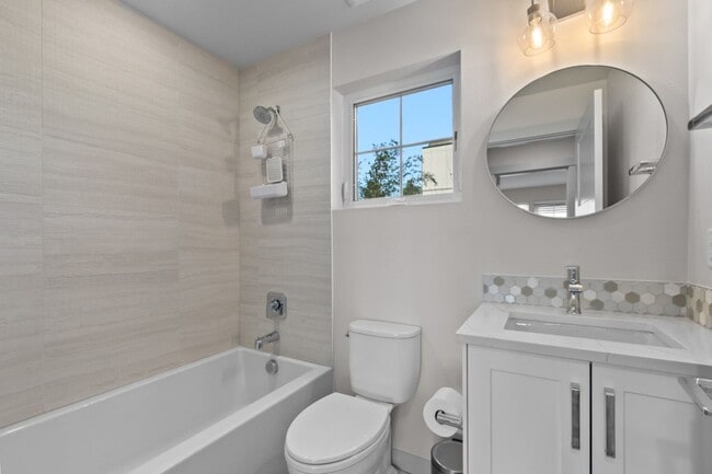 Building Photo - 2Bd/1.75Ba Seattle Condo