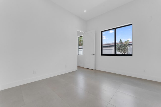 Building Photo - 239 NE 11th St