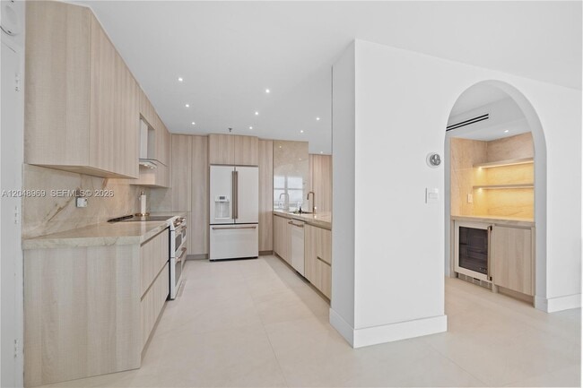 Building Photo - 9511 Collins Ave