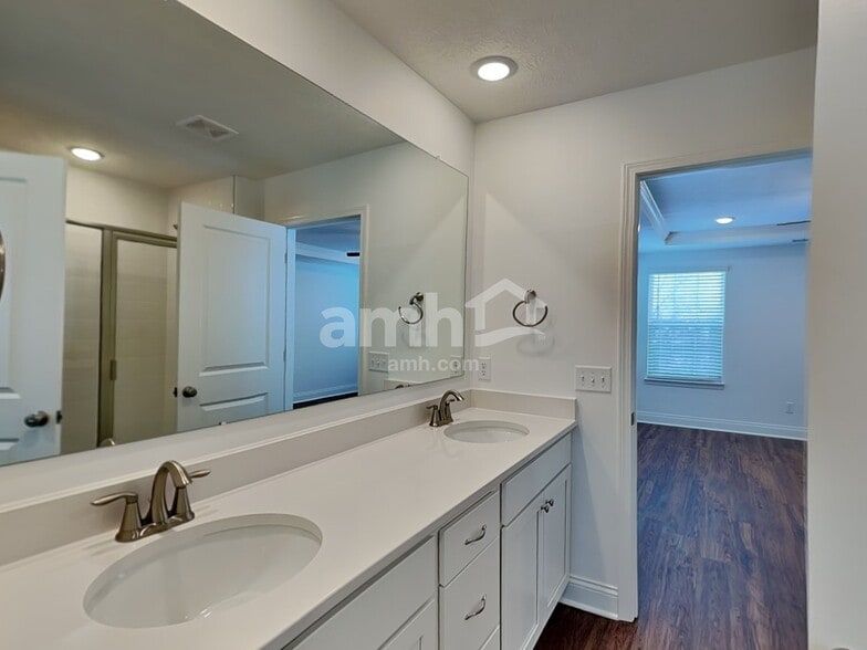 Building Photo - 886 Castor Dr