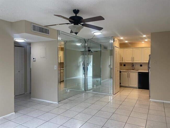 Building Photo - 2621 Riverside Dr