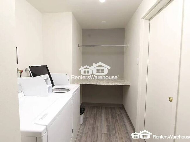 Building Photo - AVAILABLE NOW 1 Bed 1.0 Bath Condo with Sp...