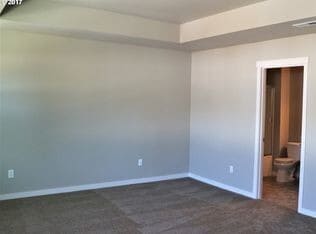 Building Photo - BEAUTIFUL CREEKWOOD TOWNHOME! 3 BR, 2.5 BA