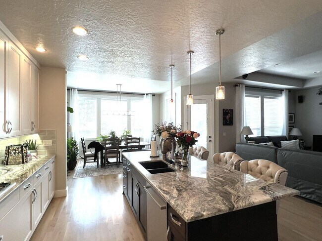 Building Photo - Beautiful custom built home with 4 bed 3.5...