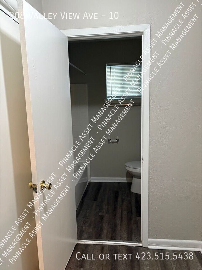 Building Photo - 208 Valley View Ave