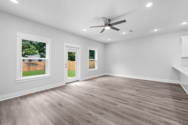 Building Photo - Modern 4BR Home with Private Fenced Yard Near the Beach