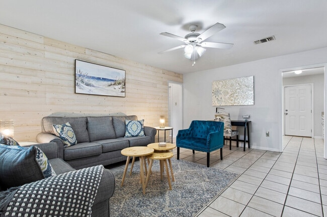 Building Photo - 805 Lewis Ave