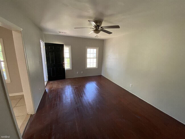 Building Photo - 2 br, 1 bath Duplex - 1125 East 55th Street