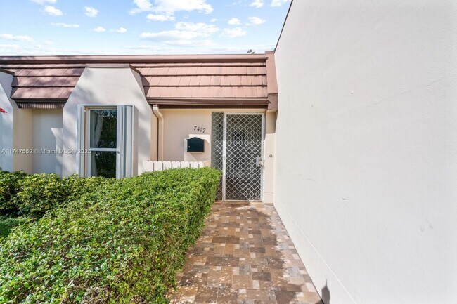 Building Photo - 7417 Twin Sabal Dr