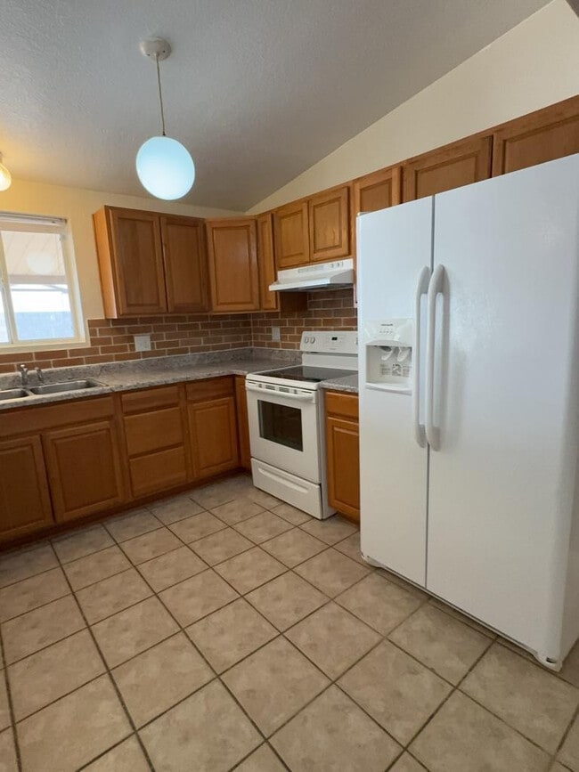 Building Photo - 3733 Sparrow Dr