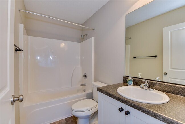 Building Photo - 3 Bedroom 2.5 Bath in Canterbury Farms!