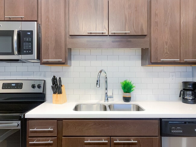 Building Photo - 1400 E Walnut St