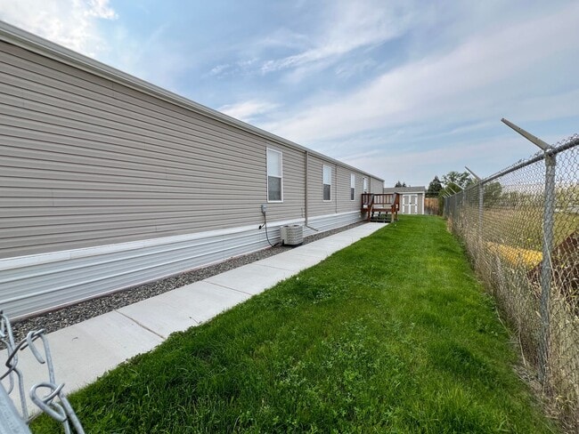 Building Photo - 3 Bed / 2 Bath Fully Fenced Yard in North ...