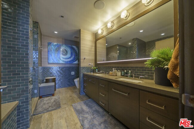 Building Photo - 1100 S Hope St