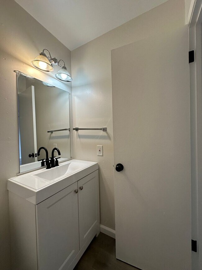 Building Photo - Upgraded Corner Townhouse - 2 bed/1.5 bath