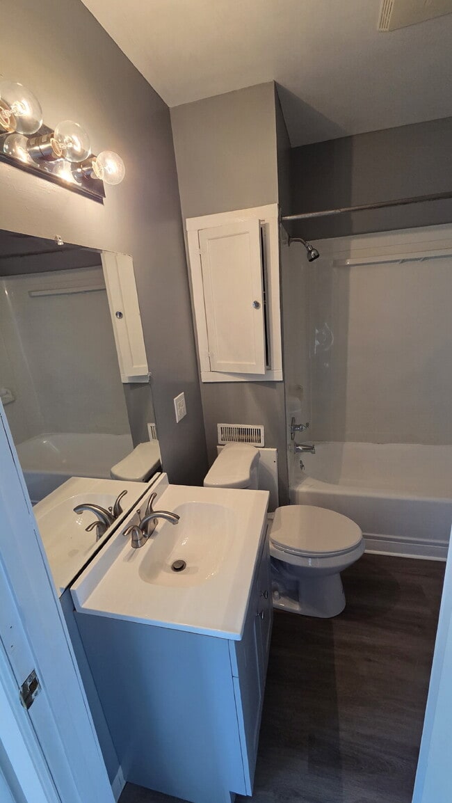 Building Photo - Flexible Layout - Upstairs Space Includes Air Conditioning!