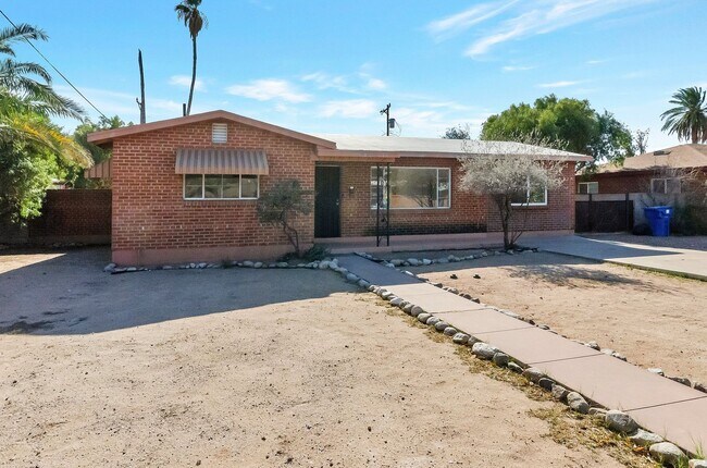 Building Photo - SFR in CENTRAL LOCATION - CLOSE TO U OF A