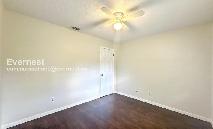 Building Photo - 2901 Bay View Dr