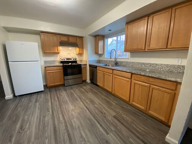 Building Photo - Lovely 3 Bedroom, 2 Bath House - Washer/Dryer, Dishwasher, Long Driveway, Fenced Backyard