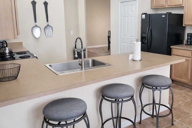 Building Photo - 525 Paloma Dr