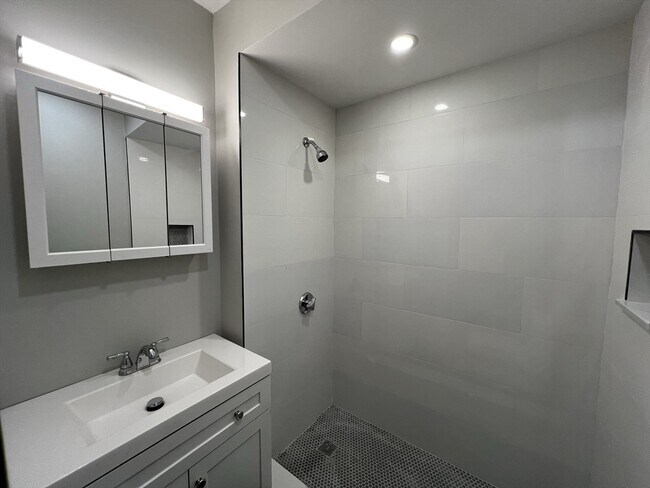 Building Photo - 158 Holland St