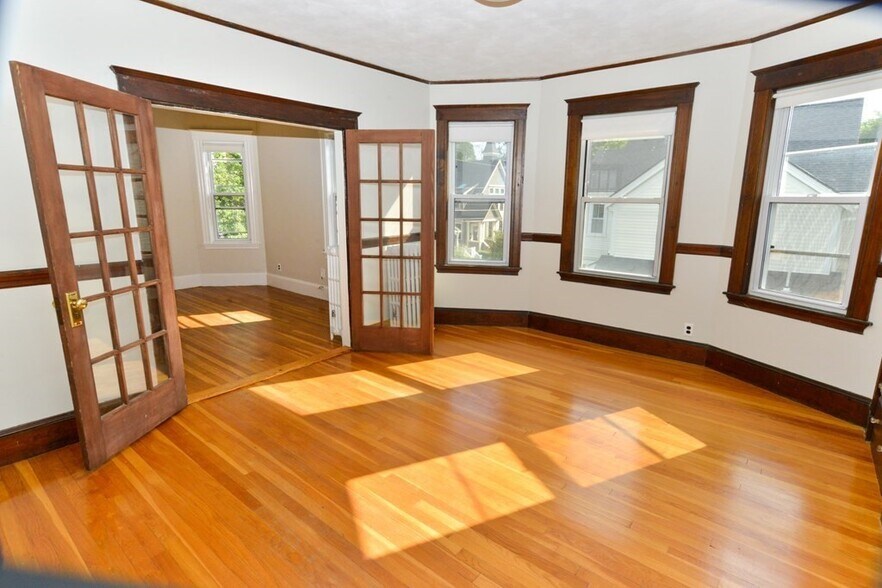Building Photo - 89 Rockview St