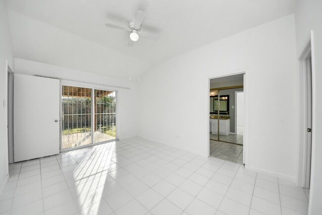 Building Photo - 10011 Berry Limb Dr