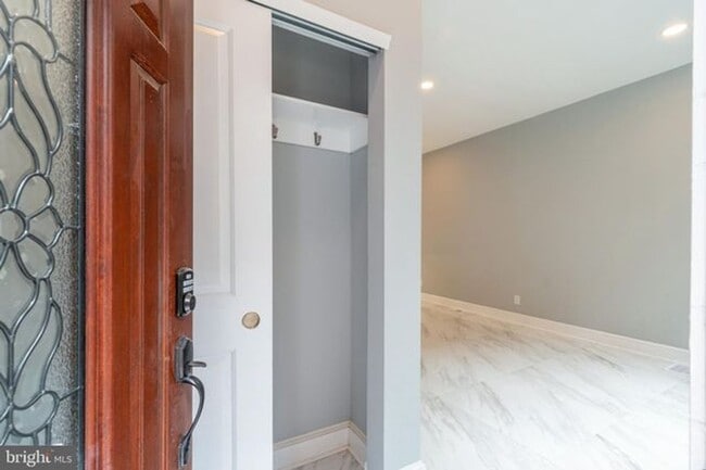 Building Photo - Breathtaking House for Rent wt Roof Deck