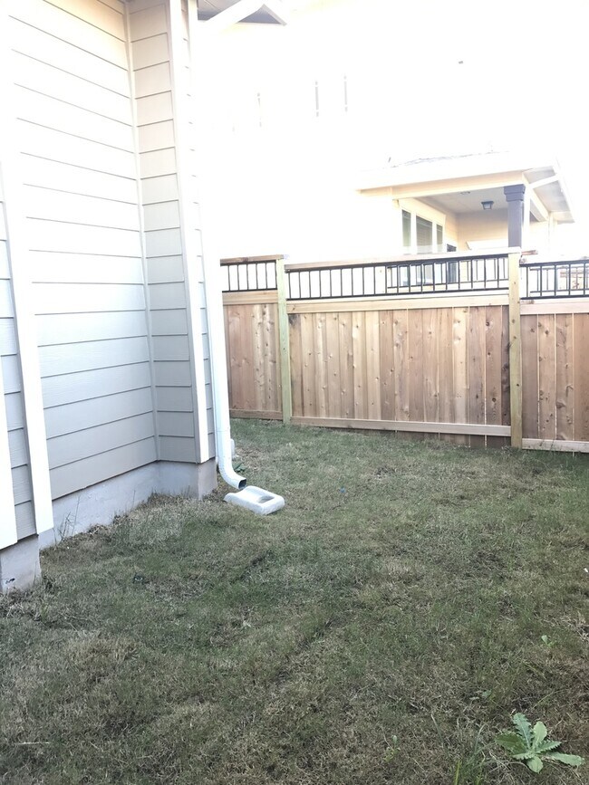 Building Photo - BEAUTIFUL TOWNHOUSE IN CRESTVIEW