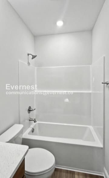 Building Photo - 747 Bespoke