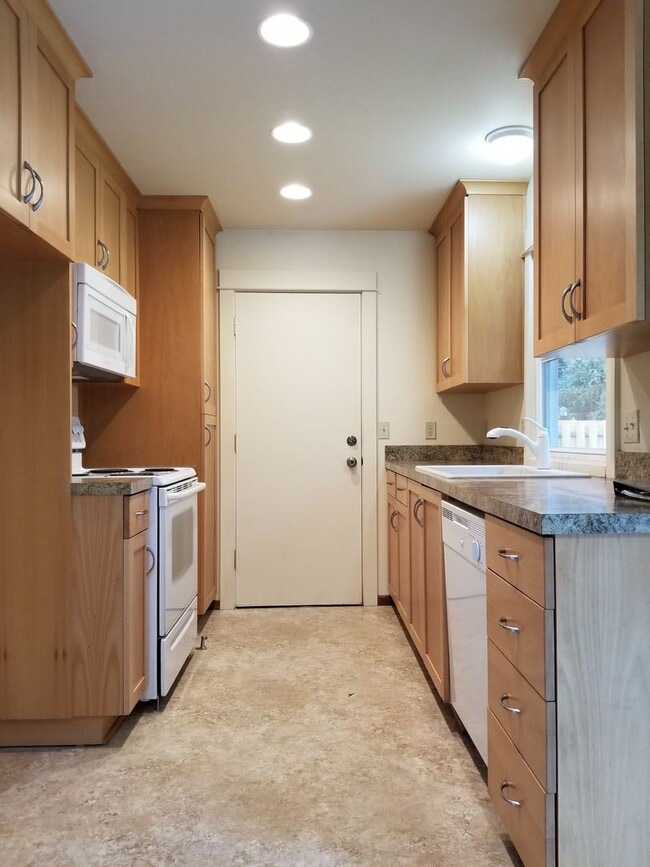 Building Photo - Cedar Hills Home on Large Lot with Fenced Backyard!!!