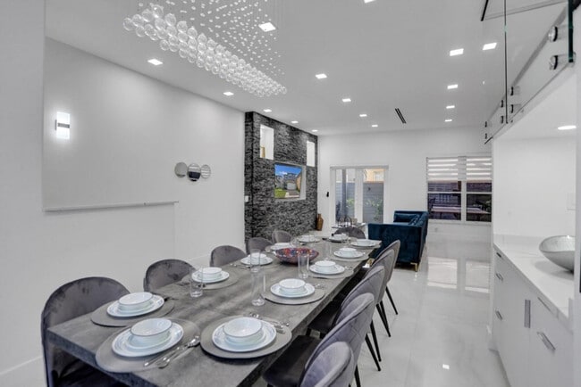 Building Photo - 3824 SW 49th Pl