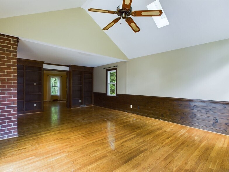Building Photo - 404 Old Country Terrace