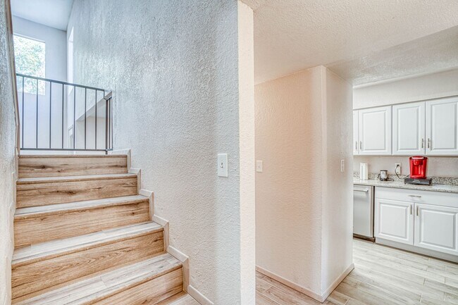 Building Photo - 311 Zenith Dr