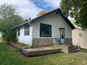 Building Photo - Newly remodeled Home of Robert St! 2 Beds/...