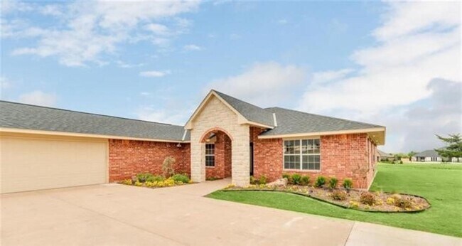 Building Photo - 640 SW Dani Ann Ln