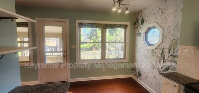 Building Photo - 127 College Cir