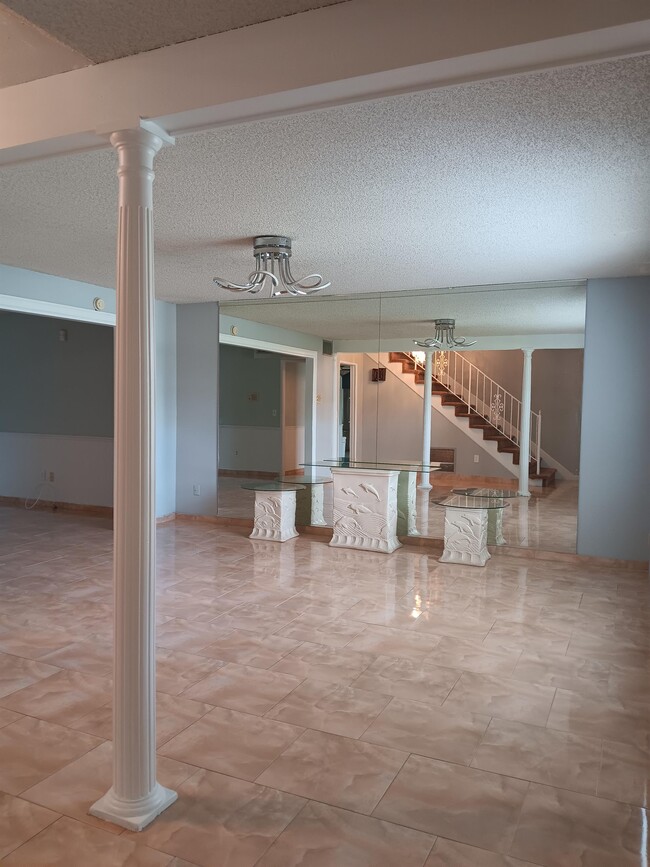 Building Photo - 2321 Irlo Dr