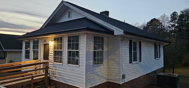 Building Photo - 210 Lincoln St