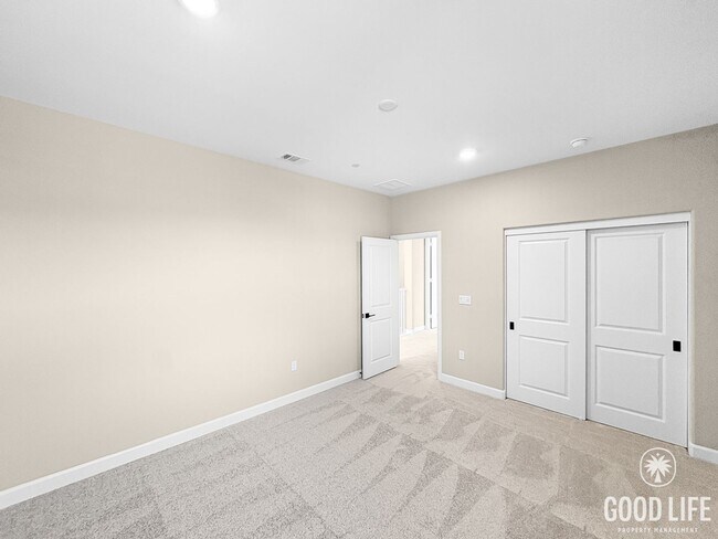 Building Photo - Never-Lived-In Modern 5BR Home with Private Backyard