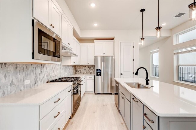 Building Photo - 2008 Kit Cir