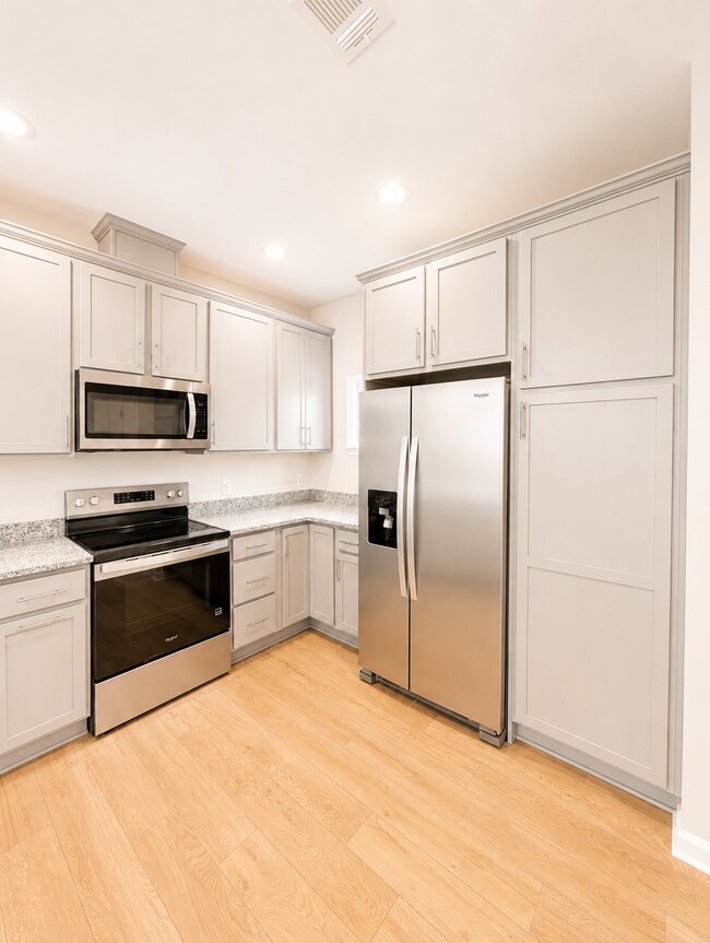 Building Photo - New Construction Downtown Asheville Townhouse!