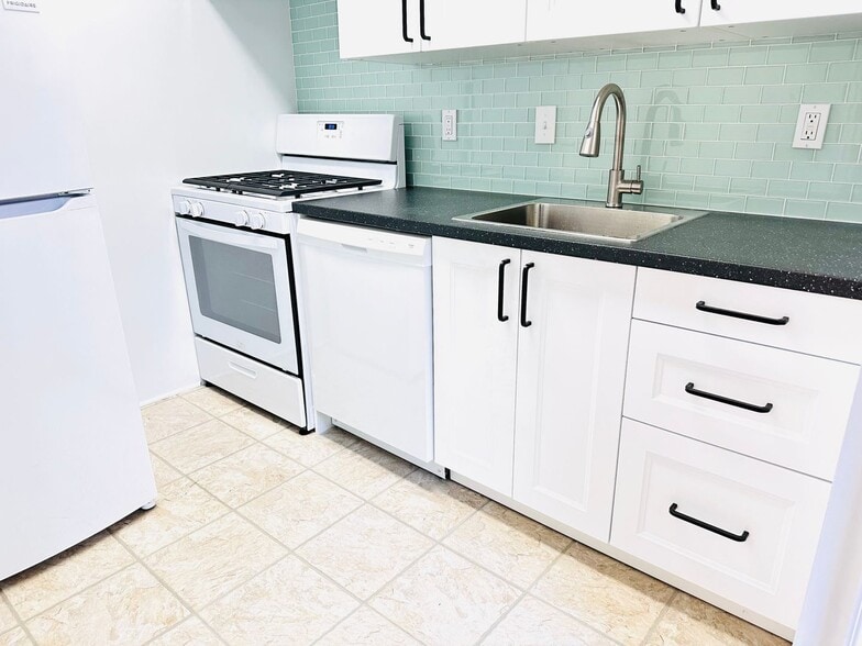 Building Photo - 8804 Bradford Rd