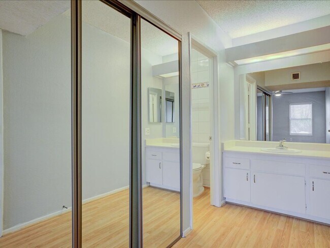 Building Photo - 2 Bedroom 2 Bathroom Retreat with Community Pool & Spa!