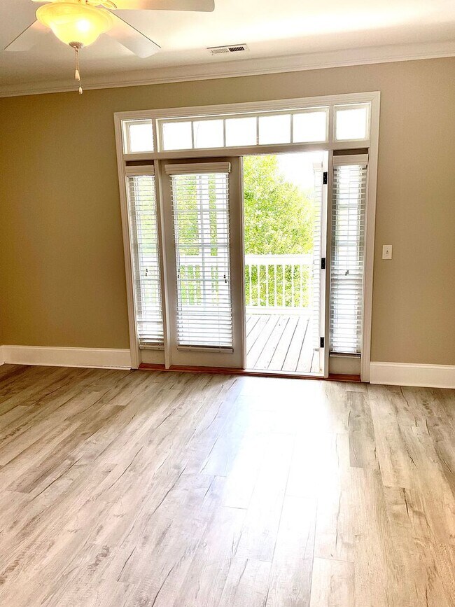 Building Photo - Lakeside Lviing in Loudon