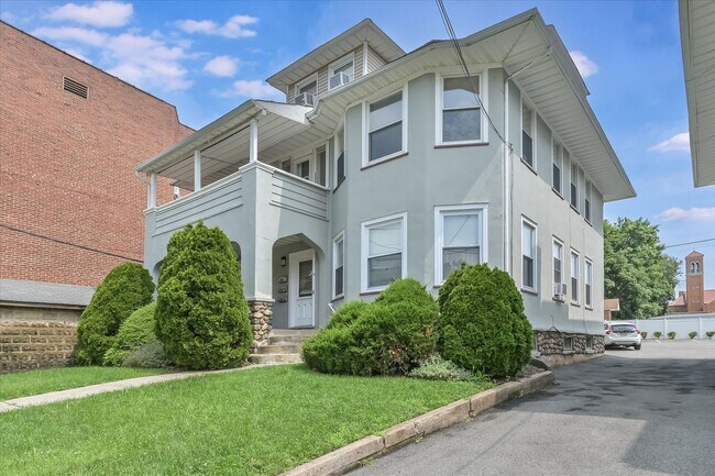 Building Photo - The Regis Montclair