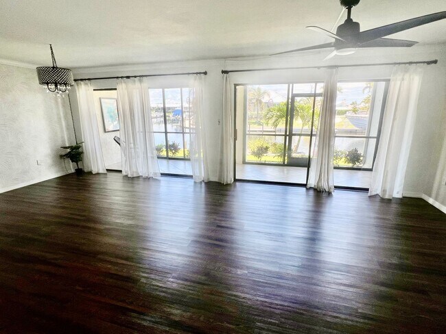 Building Photo - Waterfront Townhome in Punta Gorda