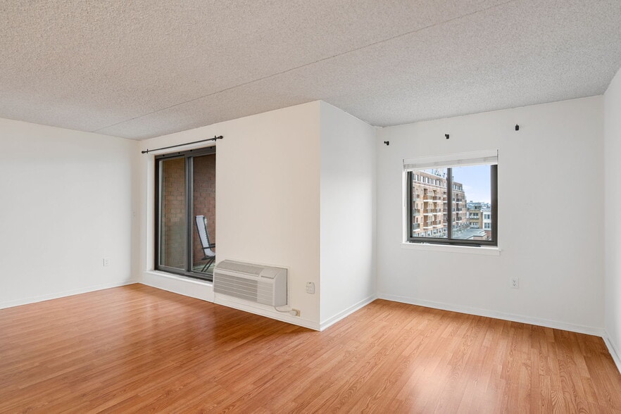 Building Photo - 200 Lombard St