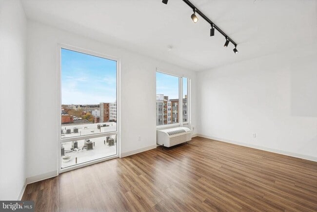 Building Photo - 4240 Chestnut St